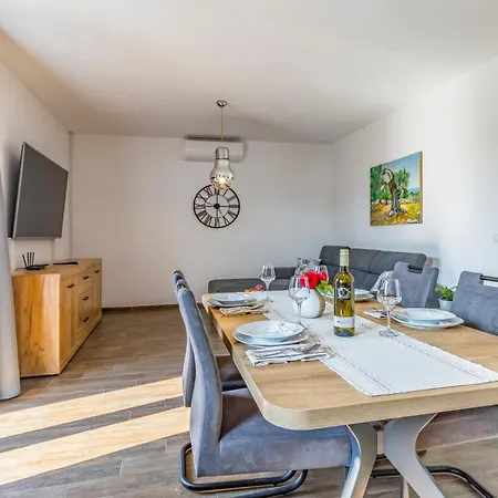 House Giuliano - Two Bedroom House プーラ
