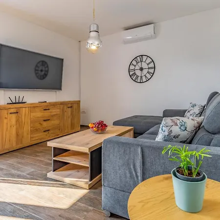 House Giuliano - Two Bedroom House Daire Pula